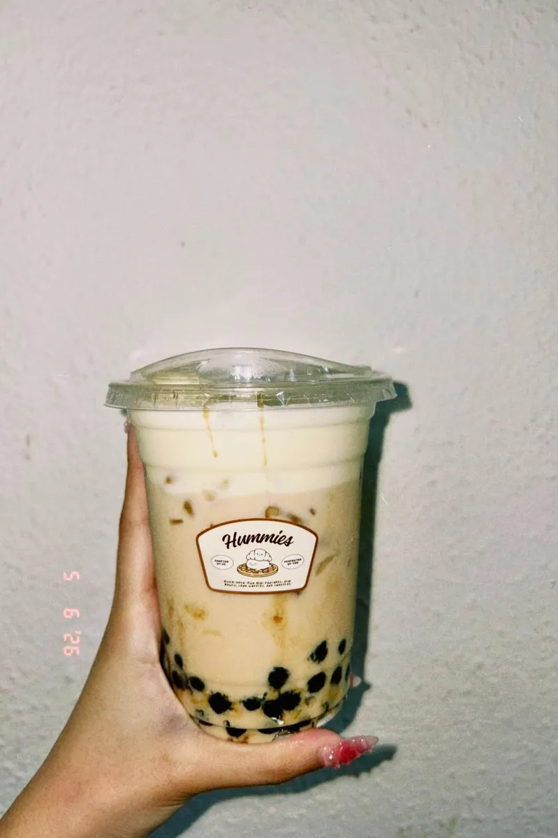 Bubble tea cup with a Hummies sticker